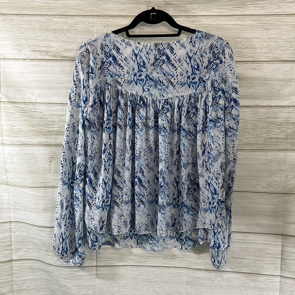 Parker Duncan Snakeskin Print Flutter Blouse - image 8